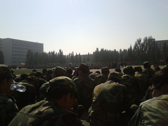 軍訓(xùn)戴的帽子，一個(gè)小時(shí)就濕透了