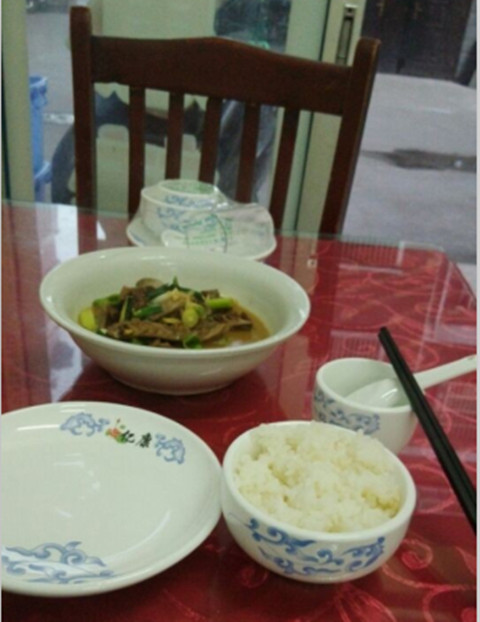 一個(gè)人，一碗飯菜，一頂情侶棒球帽子