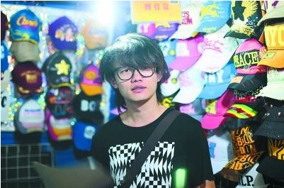 夜市帽子擺攤哥，竟是好聲音學(xué)員丁克森，其身份遭疑 