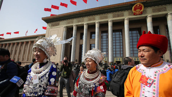 兩會上的少數(shù)民族頭飾帽子